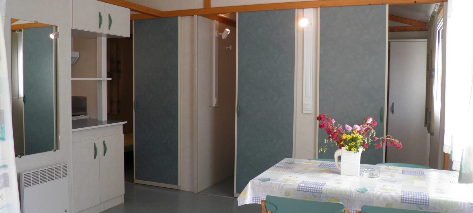ec:allotjaments/bungalow-5/bungalow5pax_2.jpg